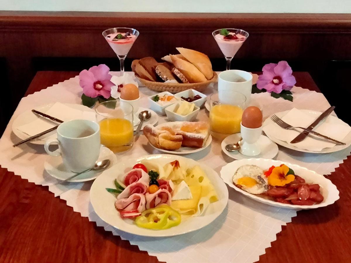 Hotel Lux 체스케부데요비체 외부 사진